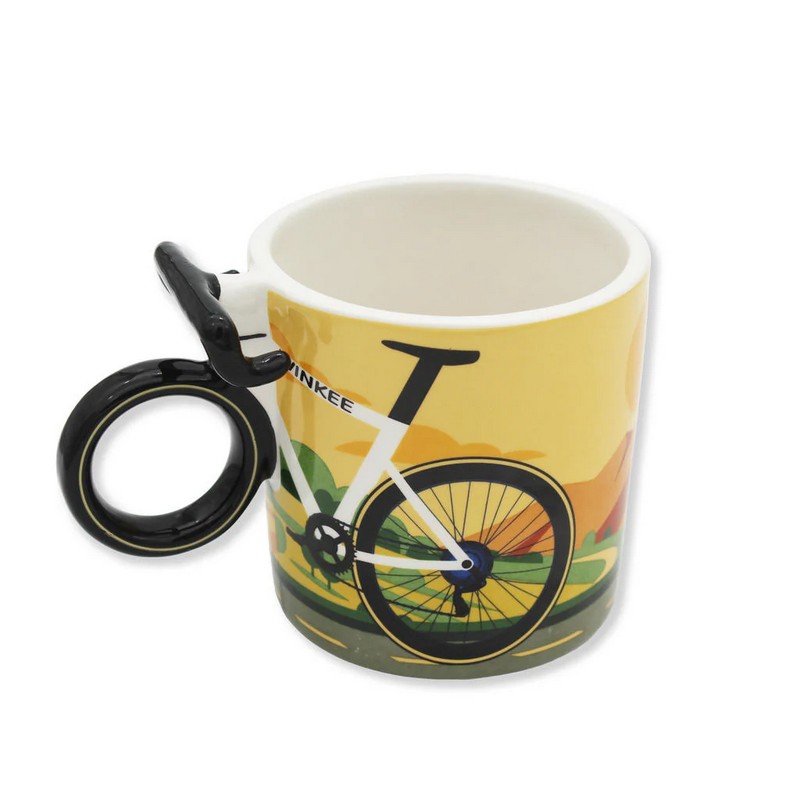 Tazza mug in ceramica con bicicletta da corsa e ruota come manico, decorata con paesaggio e scritta “Enjoy your coffee ride”