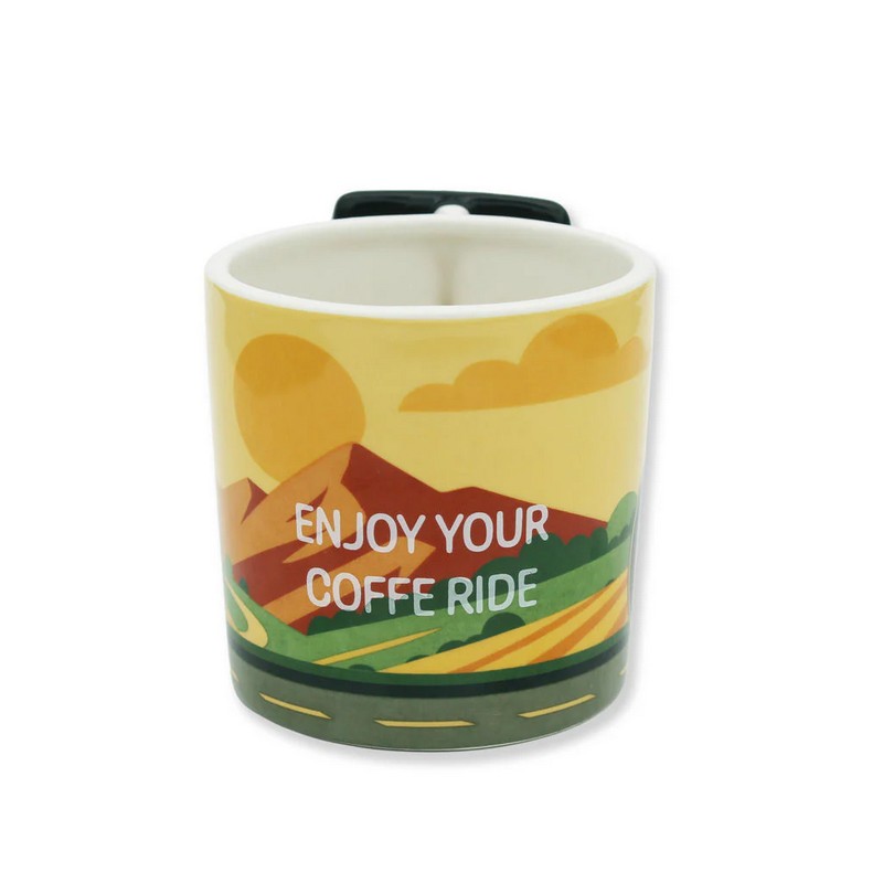 Tazza mug in ceramica con bicicletta da corsa e ruota come manico, decorata con paesaggio e scritta “Enjoy your coffee ride”