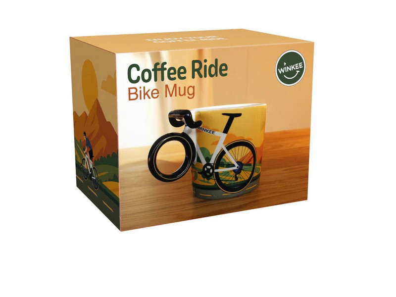 Tazza mug in ceramica con bicicletta da corsa e ruota come manico, decorata con paesaggio e scritta “Enjoy your coffee ride”