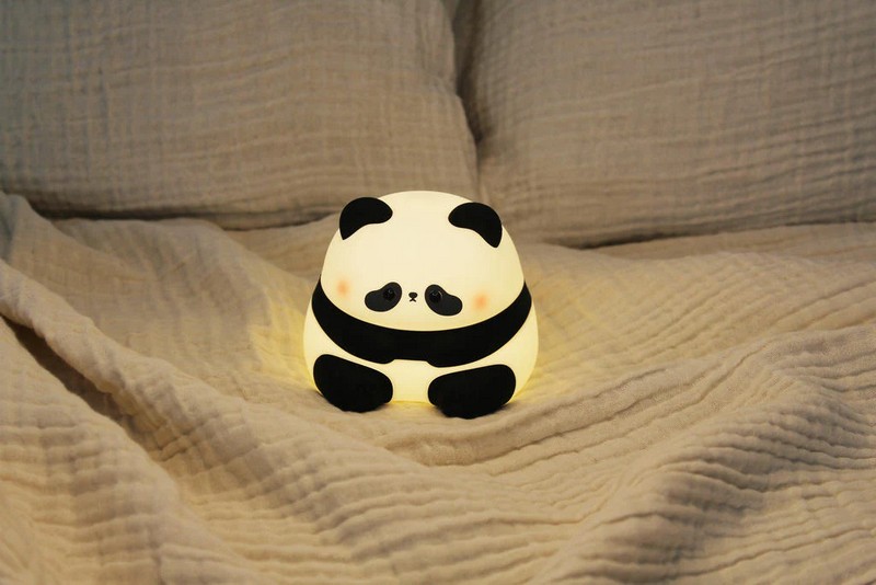 Luce notturna morbida in silicone a forma di panda con controllo touch e luce calda a diverse intensità, funzione timer e batteria interna ricaricabile 