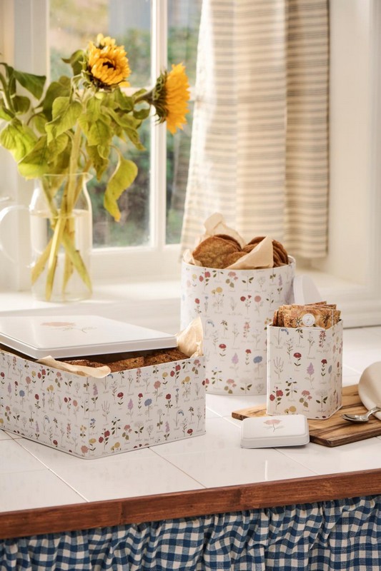 Scatola di latta bianca rettangolare decorata con fiori