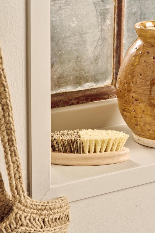 Spazzola con doppie setole (dure e morbide) con impugnatura in legno per pulizie