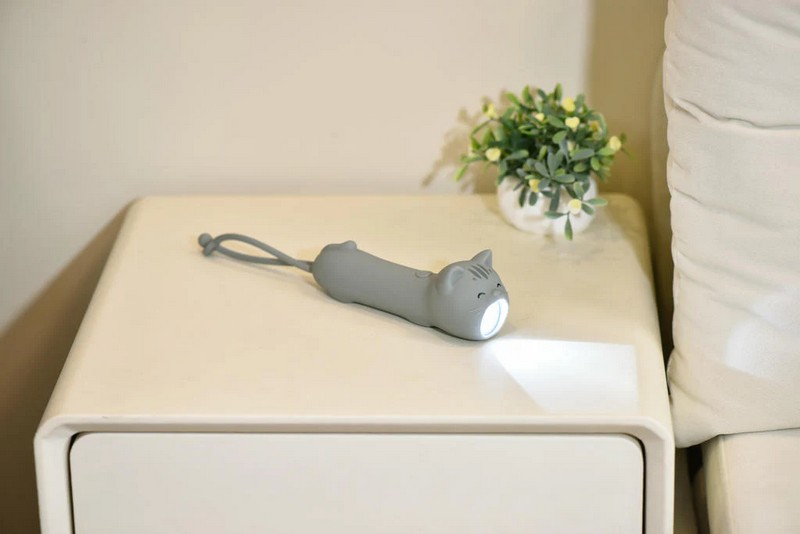 Torcia a forma di gatto in silicone ricaricabile con USB incluso, con luce fissa e intermittente, per un'idea regalo simpatica e originale