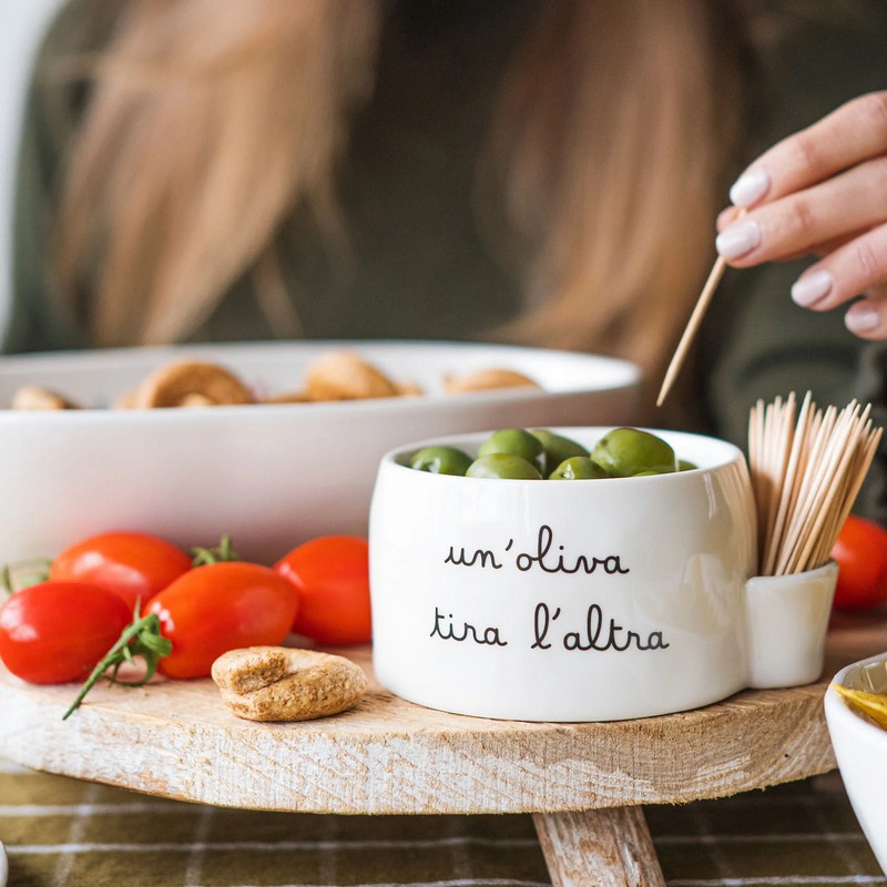 Ciotola per aperitivo in ceramica bianca con scomparto per stuzzicadenti decorata con scritta “Un'oliva tira l'altra”