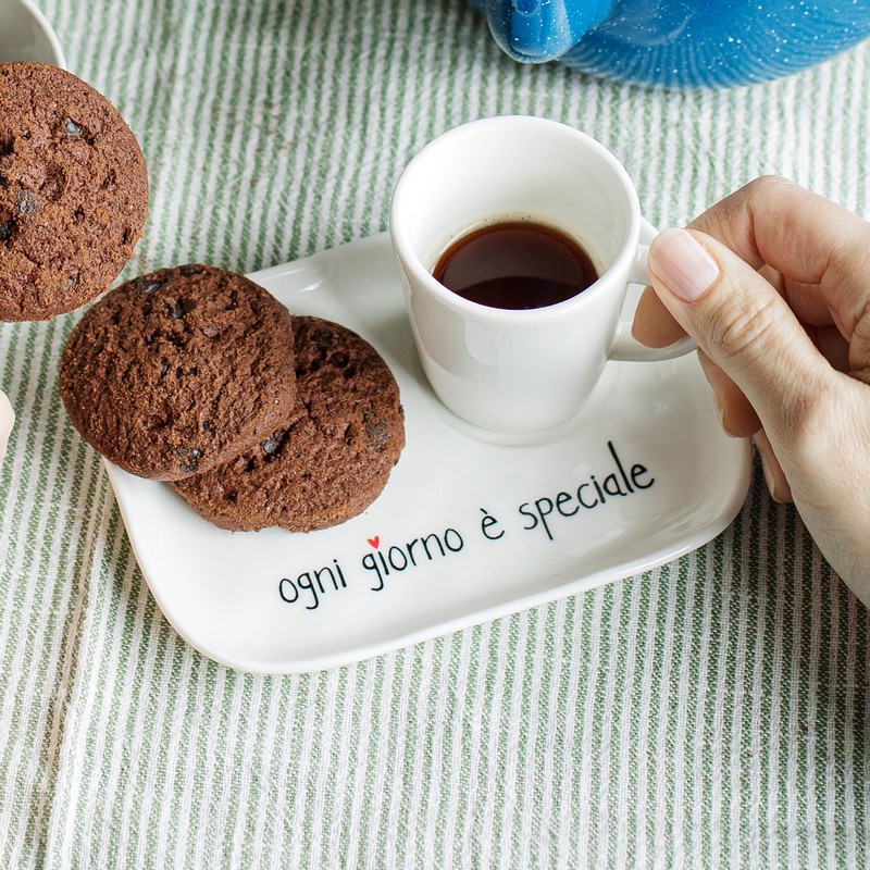 Set 2 piattini in ceramica per tazzine da caffè con scritta “Ogni giorno è speciale”