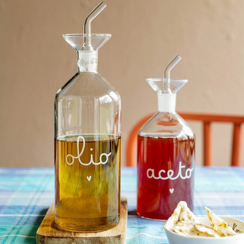 Oliera in vetro borosilicato decorata con scritta “Olio” e cuore con beccuccio antigoccia, capacità 500 ml