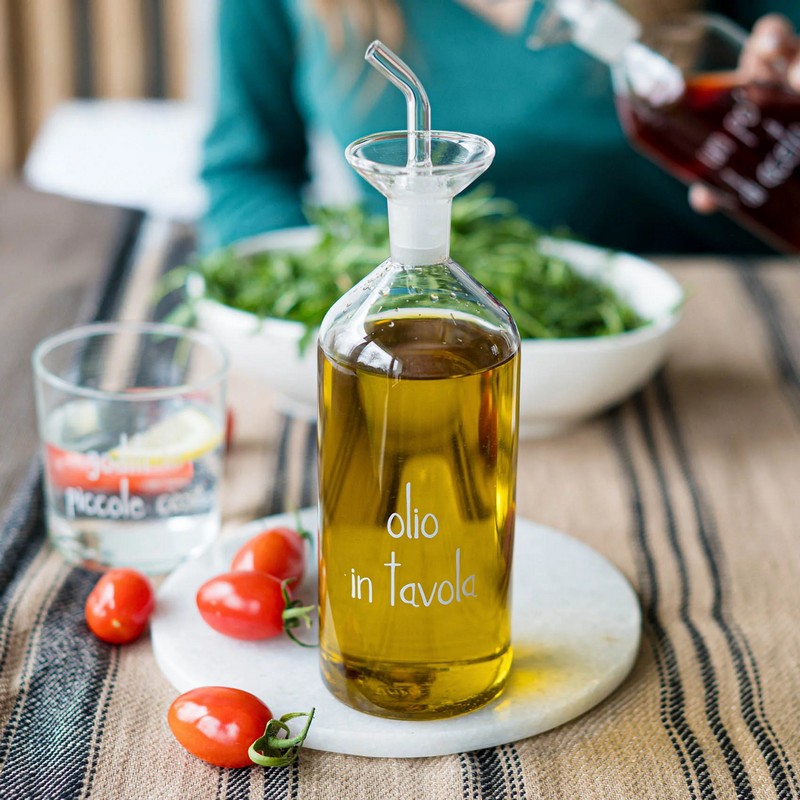 Oliera in vetro borosilicato decorata con scritta “Olio in tavola” con beccuccio antigoccia, capacità 500 ml
