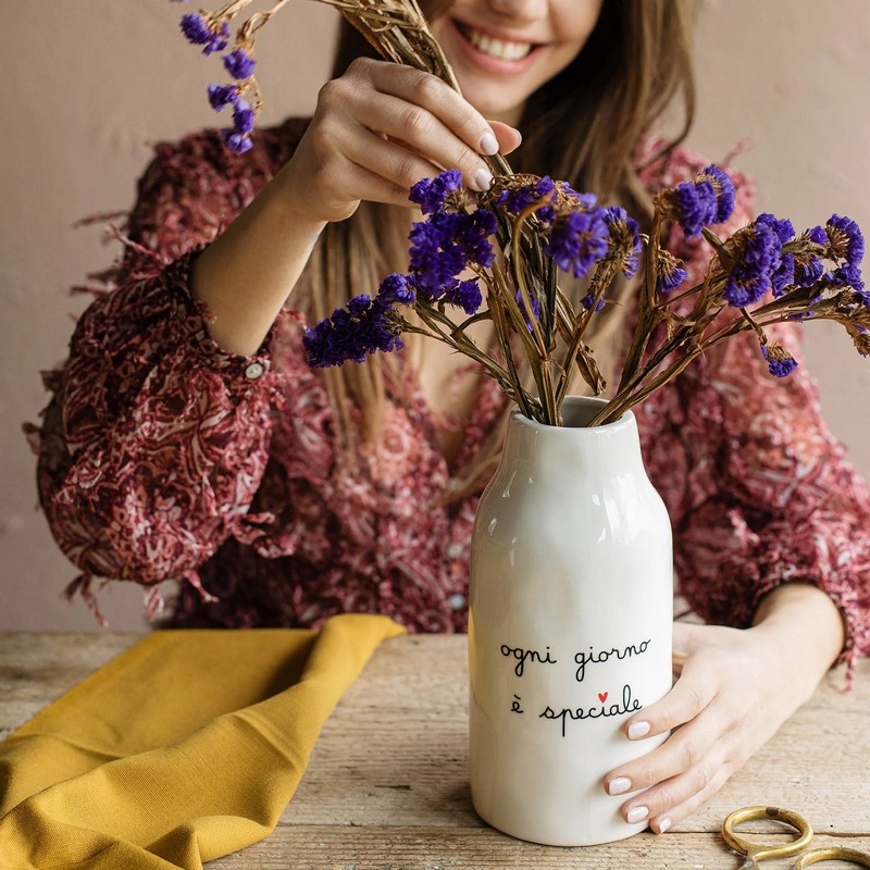 Vaso fiori in ceramica bianca con scritta “Ogni giorno è speciale”