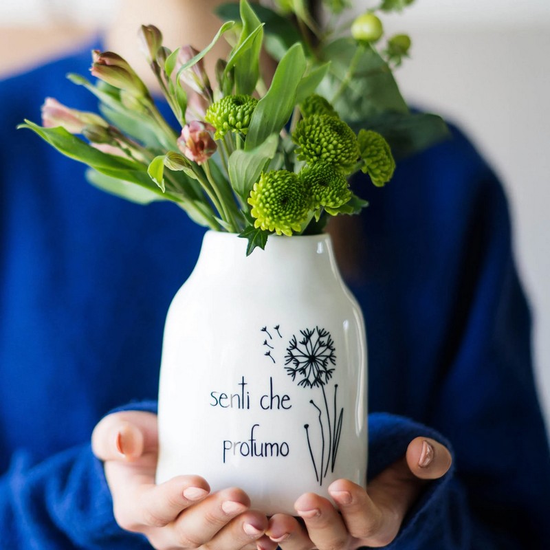 Vaso fiori in ceramica bianca con scritta “Senti che profumo” con soffione