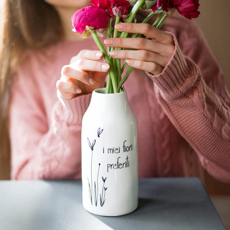 Vaso fiori in ceramica bianca con scritta “I miei fiori preferiti” con decoro di piante