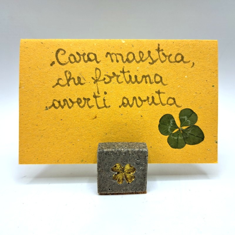 Cubo in sasso con quadrifoglio con biglietto con dedica per maestre: “Cara maestra, che fortuna averti avuta”, perfetta come regalo per le maestre a fine anno