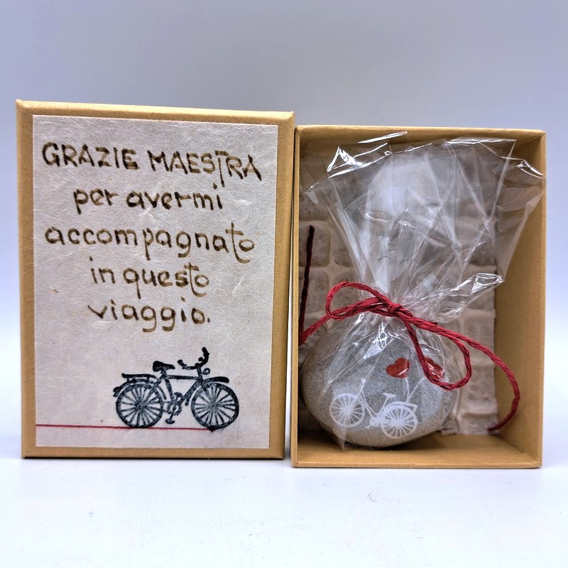 Scatola regalo con sasso decorato a tema viaggio con dedica per maestre: “Grazie maestra per avermi accompagnato in questo viaggio”, perfetta come regalo per le maestre a fine anno