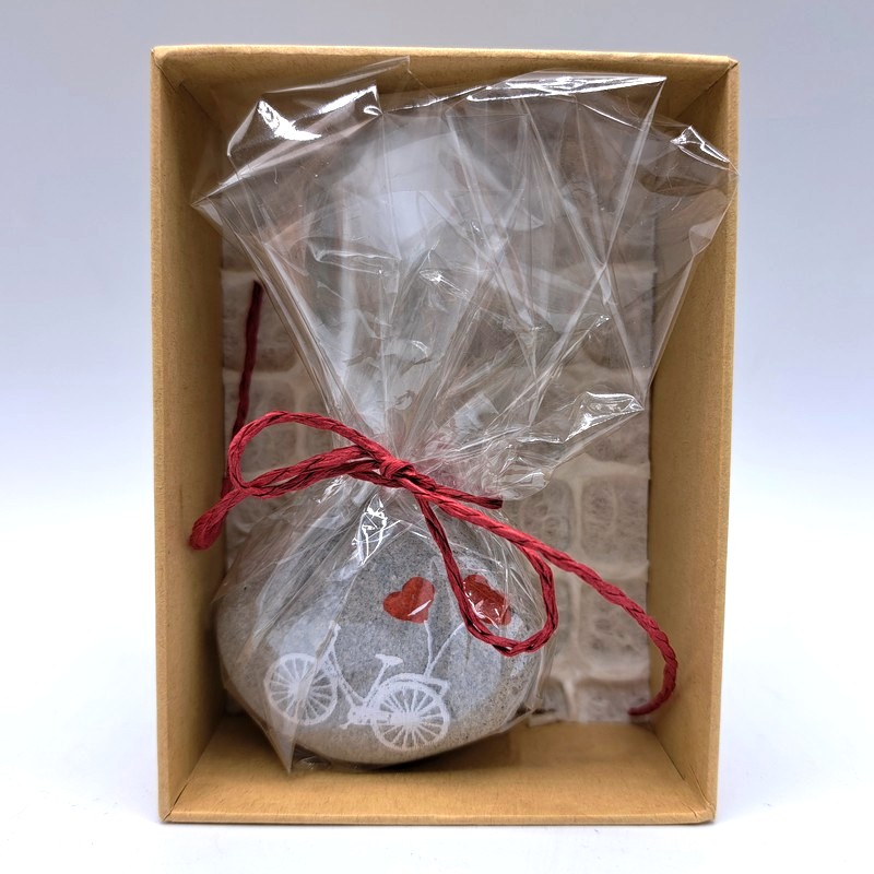 Scatola regalo con sasso decorato a tema viaggio con dedica per maestre: “Grazie maestra per avermi accompagnato in questo viaggio”, perfetta come regalo per le maestre a fine anno
