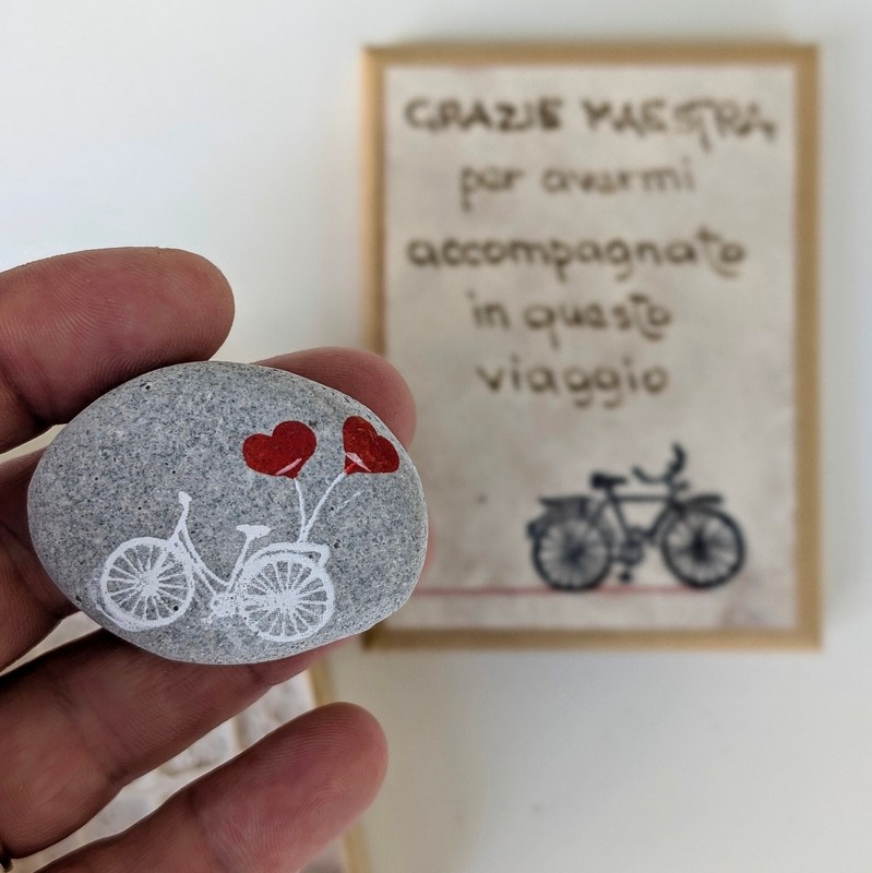 Scatola regalo con sasso decorato a tema viaggio con dedica per maestre: “Grazie maestra per avermi accompagnato in questo viaggio”, perfetta come regalo per le maestre a fine anno