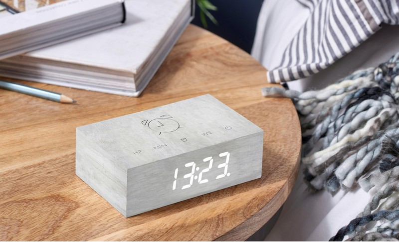 Orologio sveglia digitale e ricaricabile in legno bianco con controllo touch e spegnimento facile della sveglia