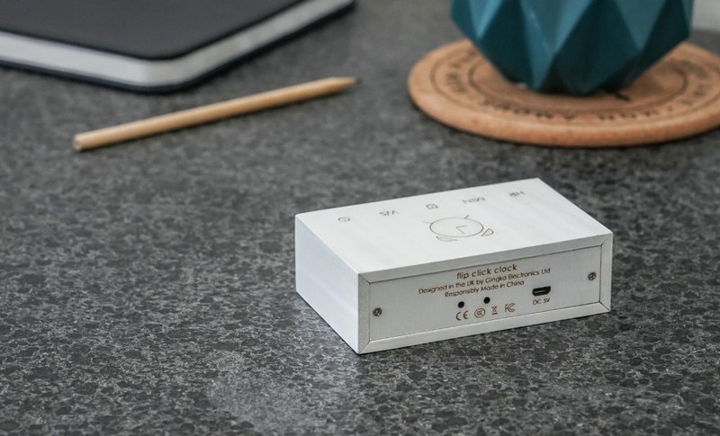 Orologio sveglia digitale e ricaricabile in legno bianco con controllo touch e spegnimento facile della sveglia