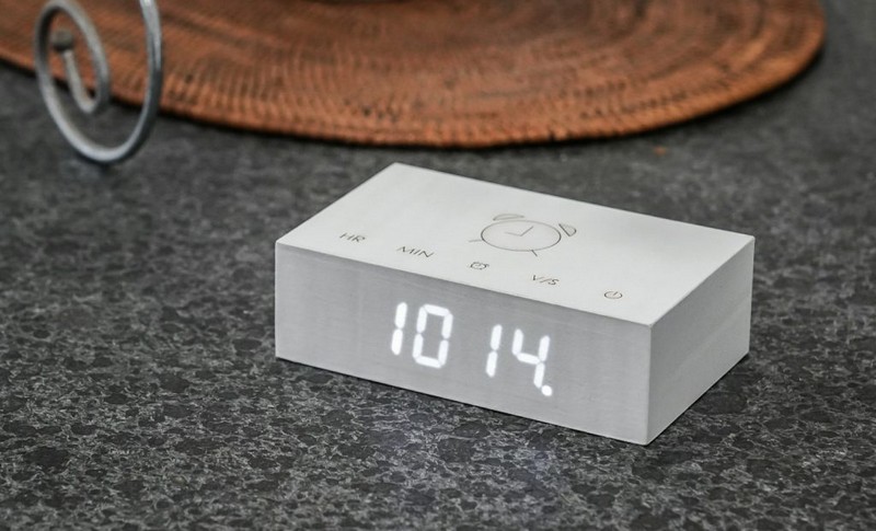 Orologio sveglia digitale e ricaricabile in legno bianco con controllo touch e spegnimento facile della sveglia