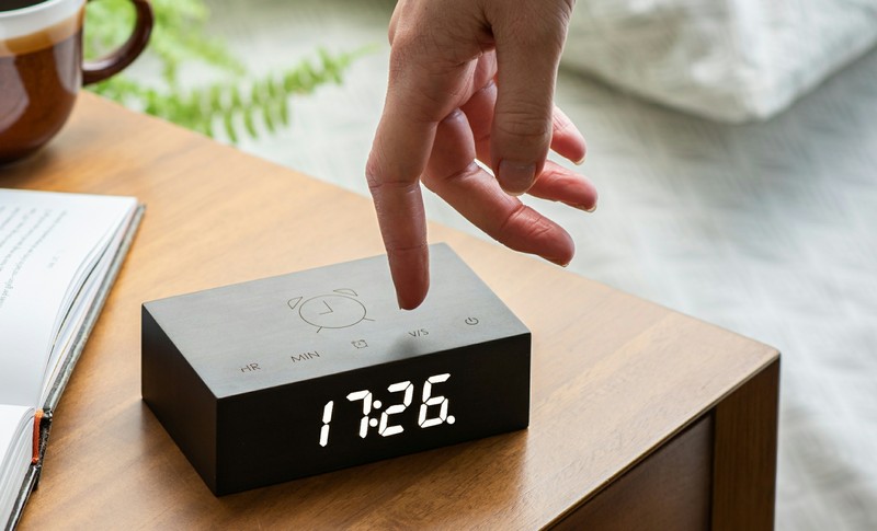 Orologio sveglia digitale e ricaricabile in legno nero con controllo touch e spegnimento facile della sveglia