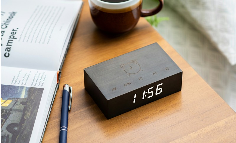 Orologio sveglia digitale e ricaricabile in legno nero con controllo touch e spegnimento facile della sveglia