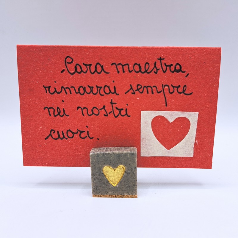 Cubo in sasso con cuore con biglietto dedica per maestre: “Cara maestra, rimarrai sempre nei nostri cuori”, perfetta come regalo per le maestre a fine anno scolastico