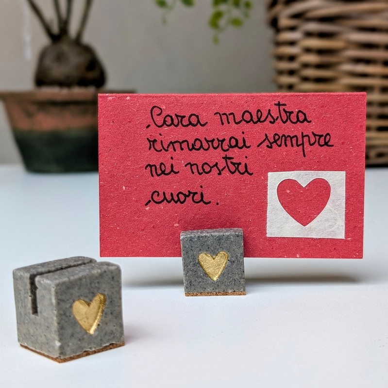 Cubo in sasso con cuore con biglietto dedica per maestre: “Cara maestra, rimarrai sempre nei nostri cuori”, perfetta come regalo per le maestre a fine anno scolastico