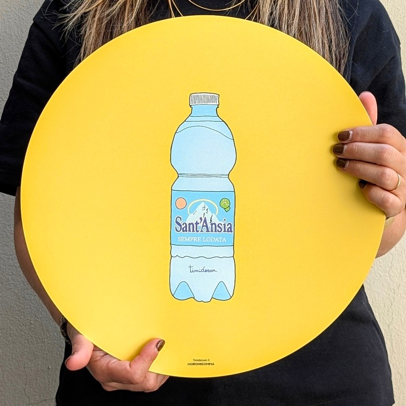 Tovaglietta americana tonda gialla decorata con scritta “Sant'ansia” su bottiglia d'acqua, con fondo antiscivolo e realizzate in polipropilene riciclabile