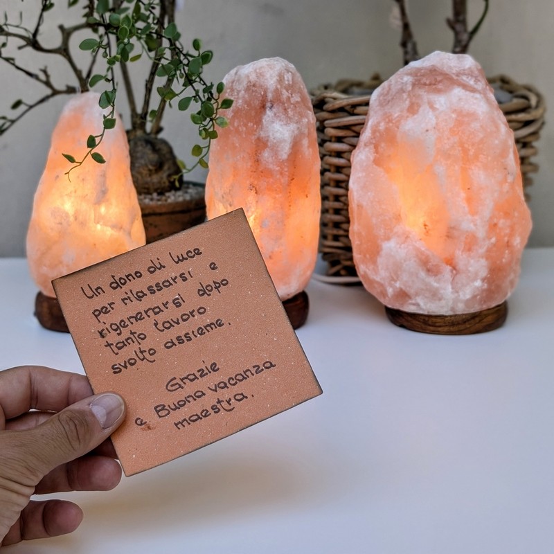 Biglietto per maestra con dedica: “Un dono di luce per rilassarsi e rigenerarsi dopo tanto lavoro svolto insieme. Grazie e buona vacanza maestra”, perfetto da abbinare ai regali per le maestre a fine anno scolastico