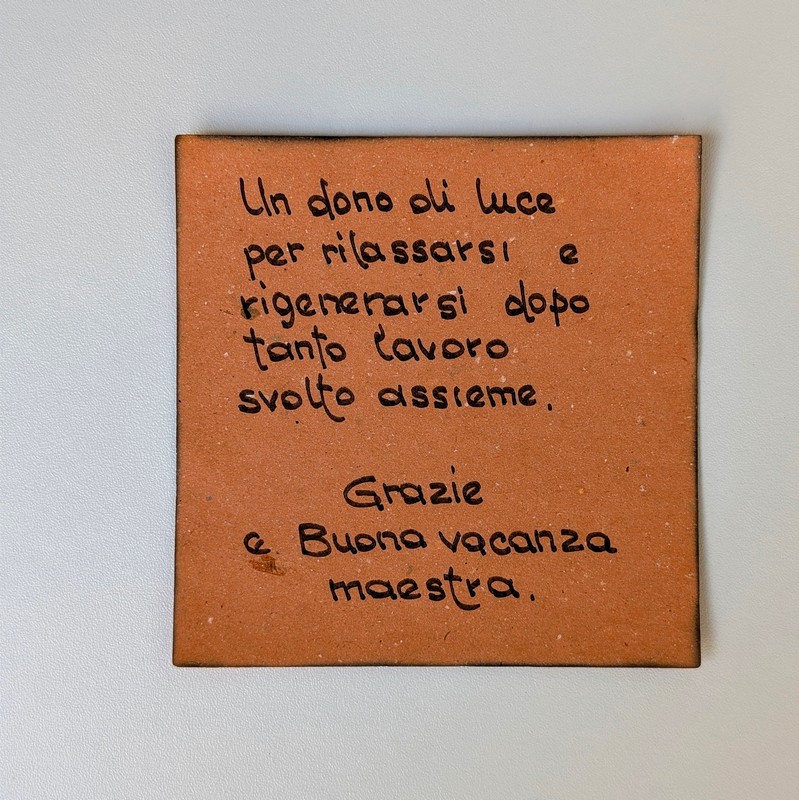 Biglietto per maestra con dedica: “Un dono di luce per rilassarsi e rigenerarsi dopo tanto lavoro svolto insieme. Grazie e buona vacanza maestra”, perfetto da abbinare ai regali per le maestre a fine anno scolastico