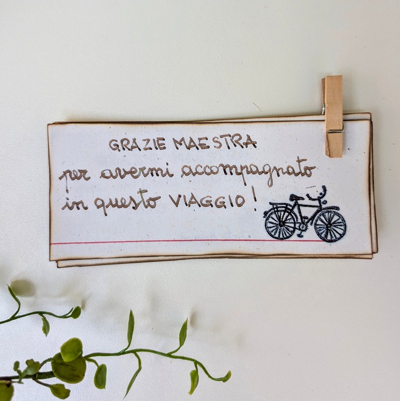 Biglietto per maestra con dedica: “Grazie maestra per avermi accompagnato in questo viaggio”, perfetto da abbinare ai regali per le maestre a fine anno scolastico