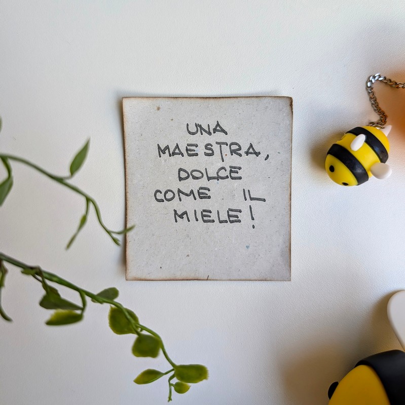 Biglietto per maestra con dedica: “Una maestra, dolce come il miele!”, perfetto da abbinare ai regali per le maestre a fine anno scolastico