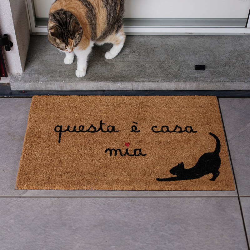 Zerbino in cocco decorato con gatto che si stiracchia e scritta “Questa è casa mia”