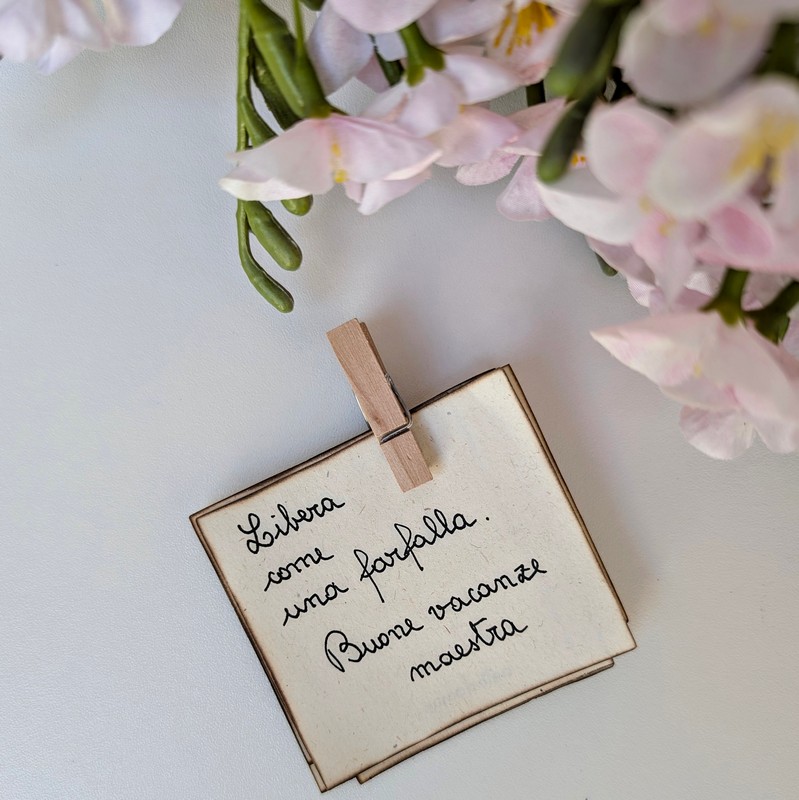 Biglietto per maestra con dedica: “Libera come una farfalla. Buone vacanze maestra”, perfetto da abbinare ai regali per le maestre a fine anno scolastico