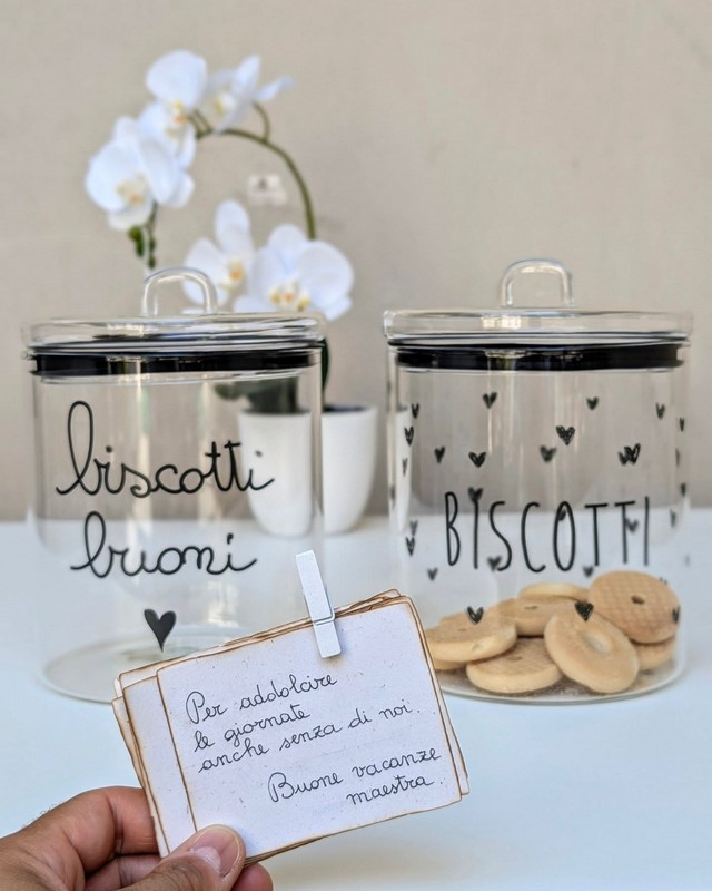 Biglietto per maestra con dedica: “Per addolcire le giornate anche senza di noi. Buone vacanze maestra”, perfetto da abbinare ai regali per le maestre a fine anno scolastico
