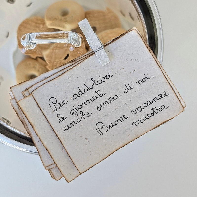 Biglietto per maestra con dedica: “Per addolcire le giornate anche senza di noi. Buone vacanze maestra”, perfetto da abbinare ai regali per le maestre a fine anno scolastico