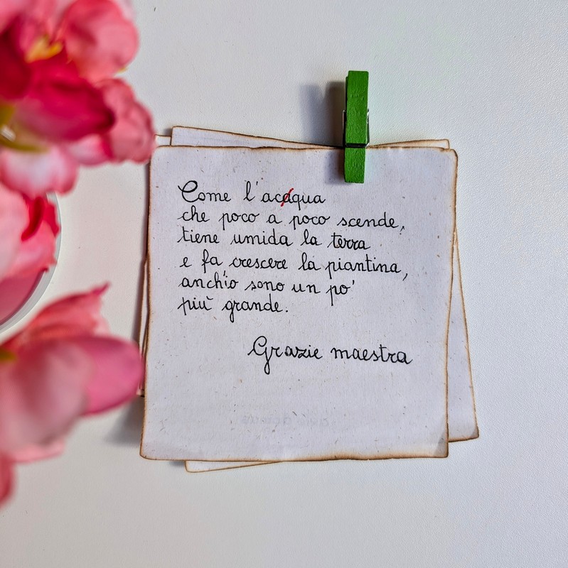 Biglietto per maestra con dedica: “Come l'acqua che poco a poco scende, tiene l'umida la terra e fa crescere la piantina, anch'io sono un po' più grande. Grazie maestra”, perfetto da abbinare ai regali per le maestre a fine anno scolastico