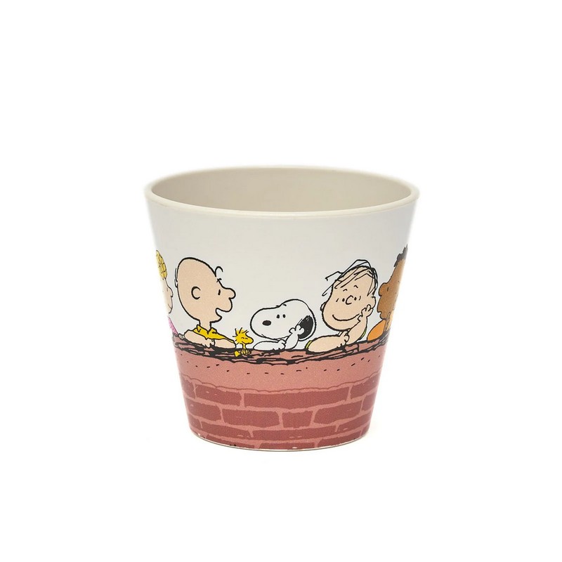 Tazzina da caffè bianca in plastica riciclata decorata con Snoopy e personaggi su un muretto