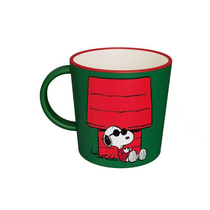 Tazza mug verde in plastica riciclata decorata con Snoopy appoggiato alla cuccia e scritta 