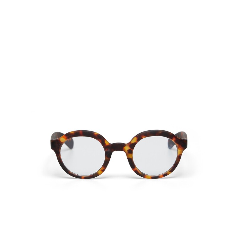 Occhiale da lettura con montatura panthos tondo di colore havana, lenti da lettura +2.50 diottrie con filtro luce blu, include astuccio e panno in microfibra