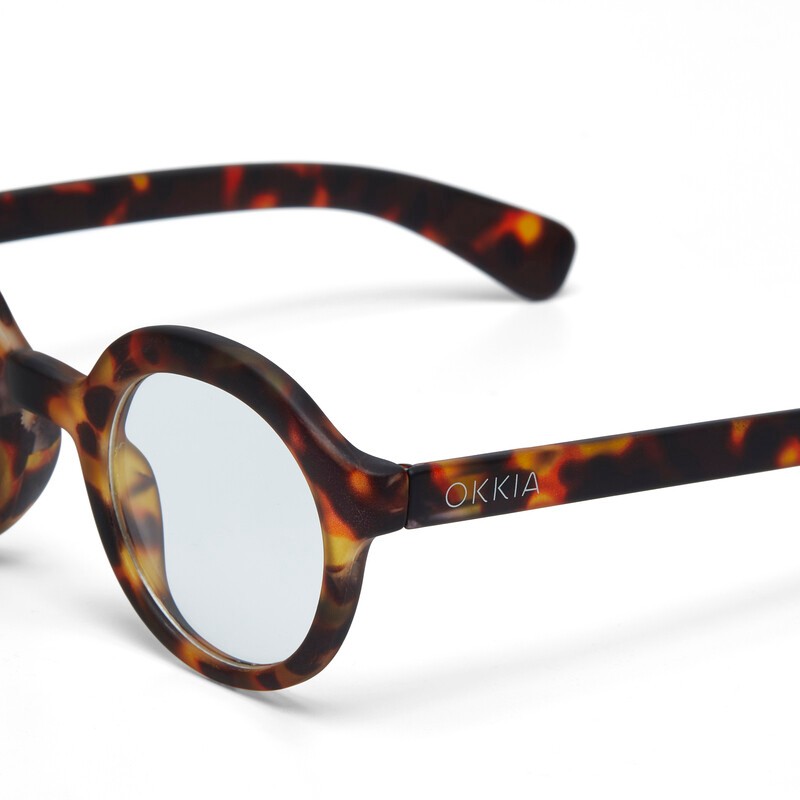 Occhiale da lettura con montatura panthos tondo di colore havana, lenti da lettura +2.50 diottrie con filtro luce blu, include astuccio e panno in microfibra