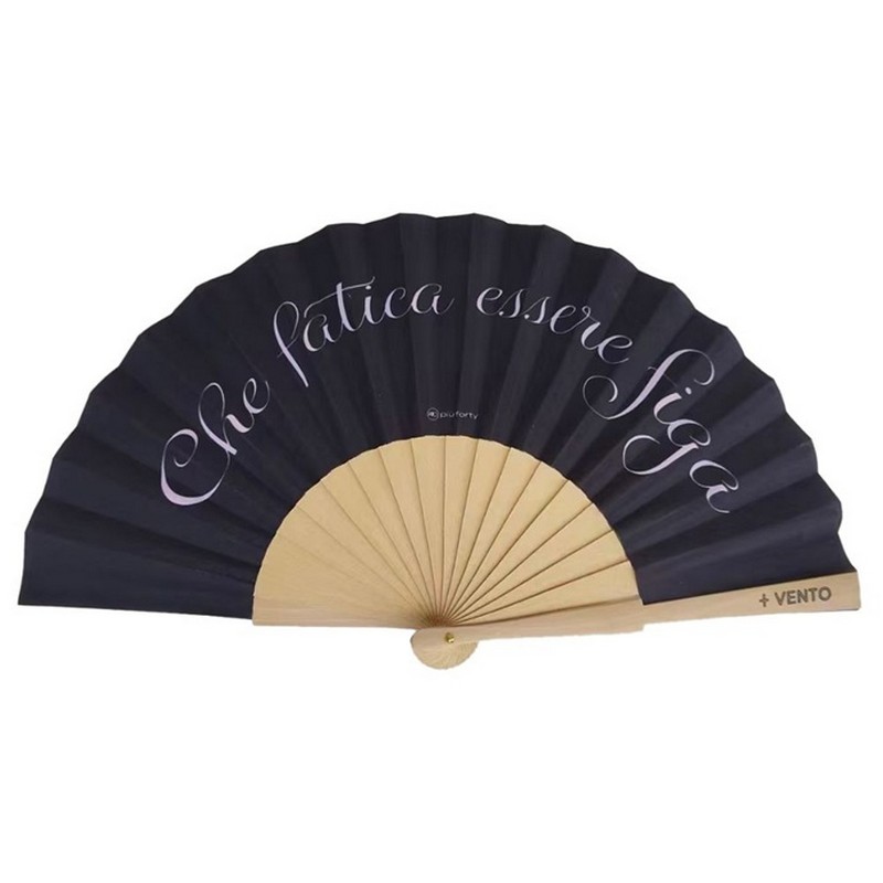 Ventaglio nero in bambù decorato con scritta “Che fatica essere figa”