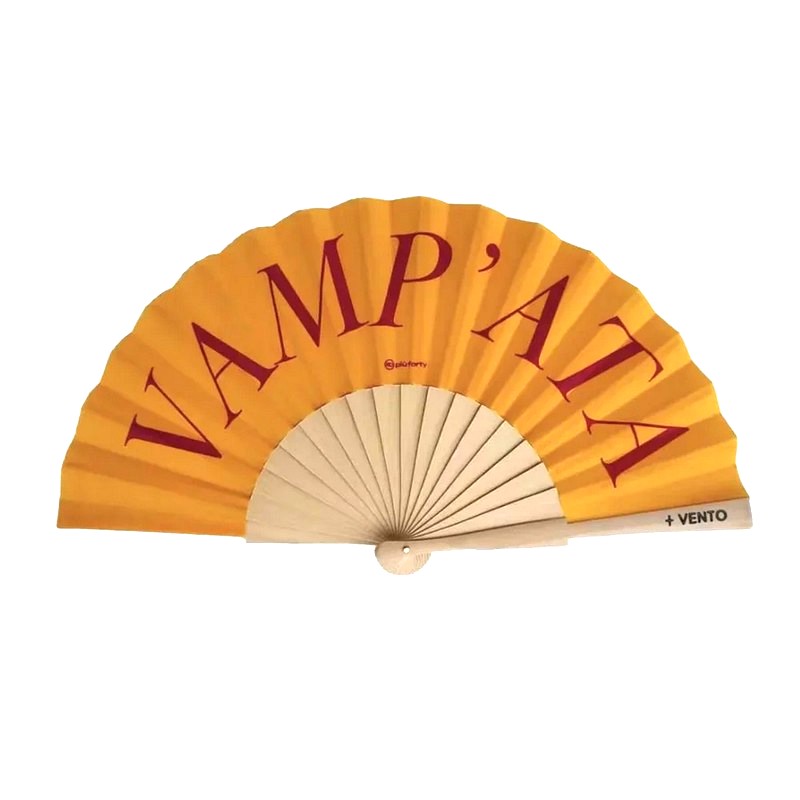 Ventaglio arancione in bambù decorato con scritta “Vamp'ata”, perfetto come regalo estivo