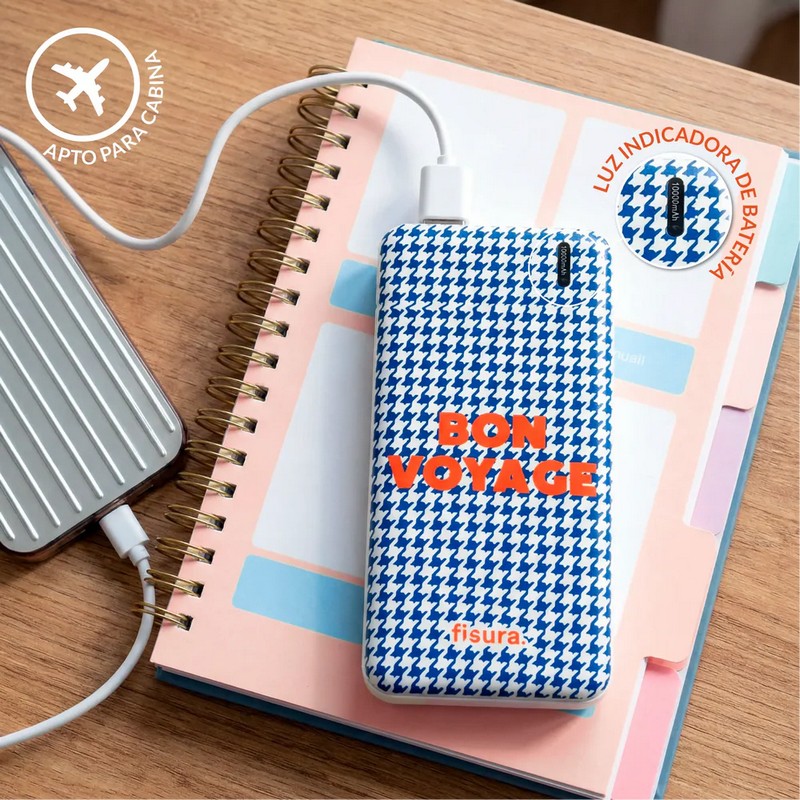 Powerbank bianco e blu da 10.000 mAh con due uscite USB-C per ricaricare 2 dispositivi contemporaneamente, decorato con scritta “Bon voyage”