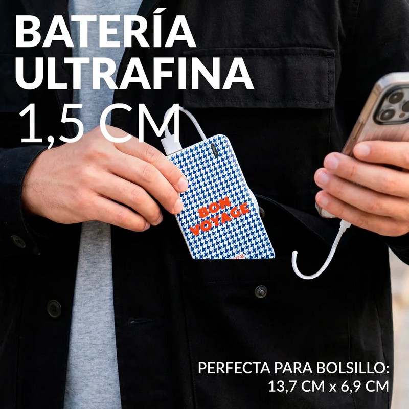 Powerbank bianco e blu da 10.000 mAh con due uscite USB-C per ricaricare 2 dispositivi contemporaneamente, decorato con scritta “Bon voyage”