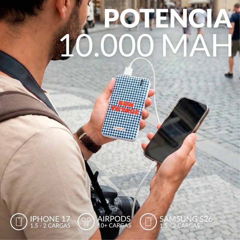 Powerbank bianco e blu da 10.000 mAh con due uscite USB-C per ricaricare 2 dispositivi contemporaneamente, decorato con scritta “Bon voyage”