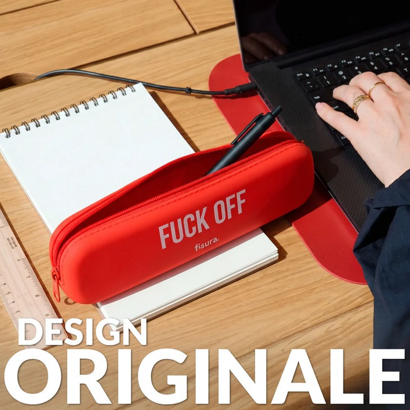 Astuccio in silicone rosso morbido con scritta “Fuck off” e chiusura zip