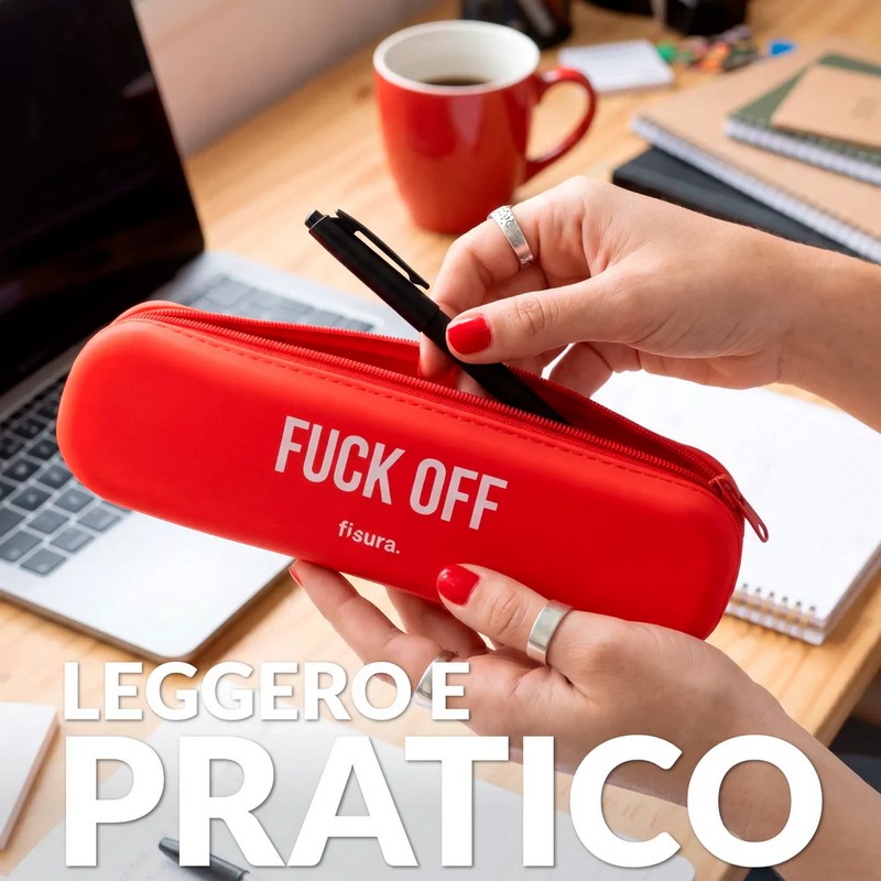 Astuccio in silicone rosso morbido con scritta “Fuck off” e chiusura zip