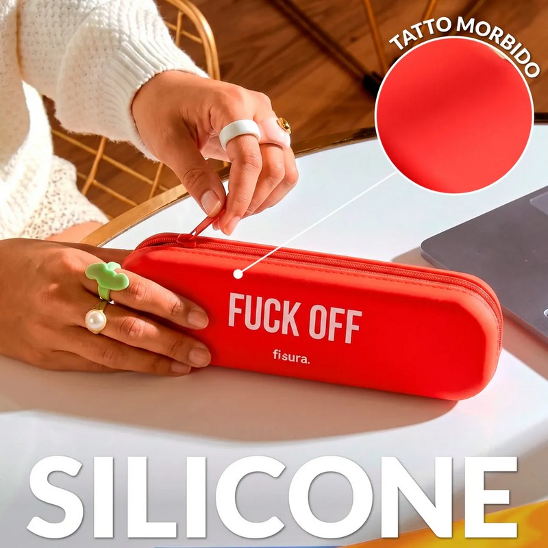 Astuccio in silicone rosso morbido con scritta “Fuck off” e chiusura zip