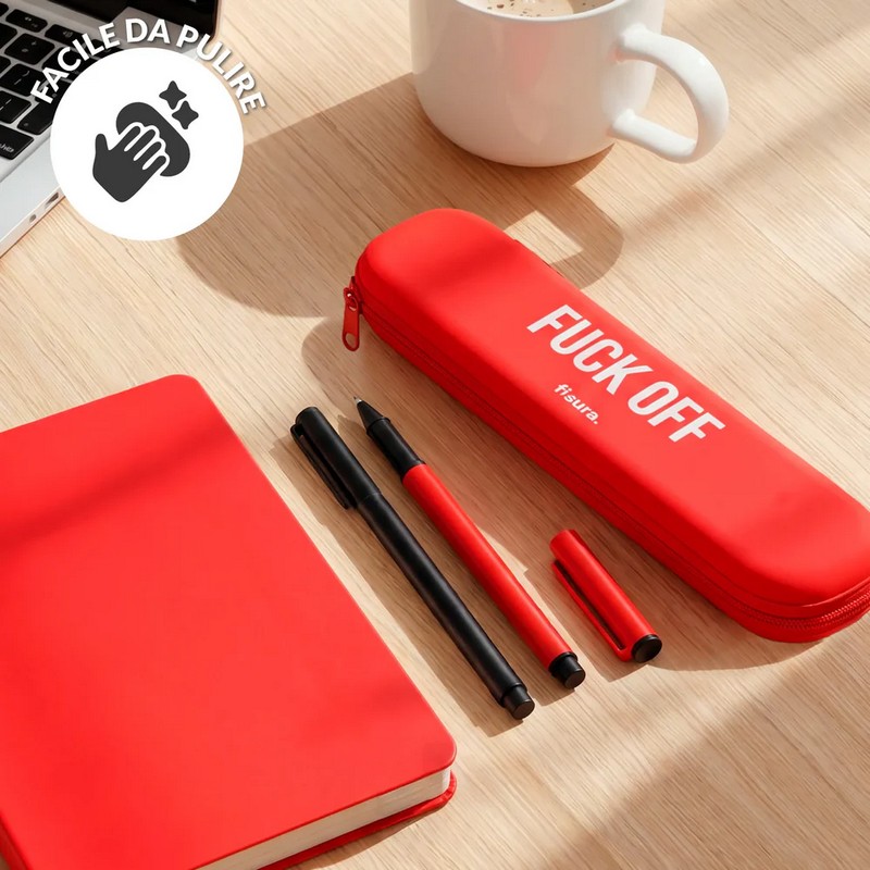 Astuccio in silicone rosso morbido con scritta “Fuck off” e chiusura zip