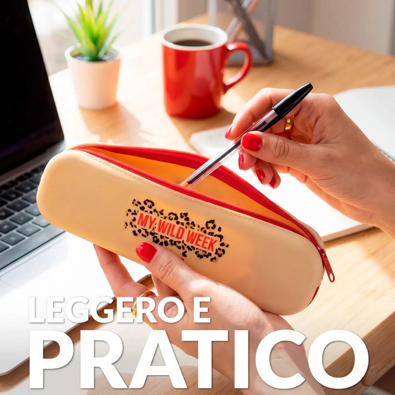 Astuccio in silicone beige morbido con scritta “My wild week” e chiusura zip