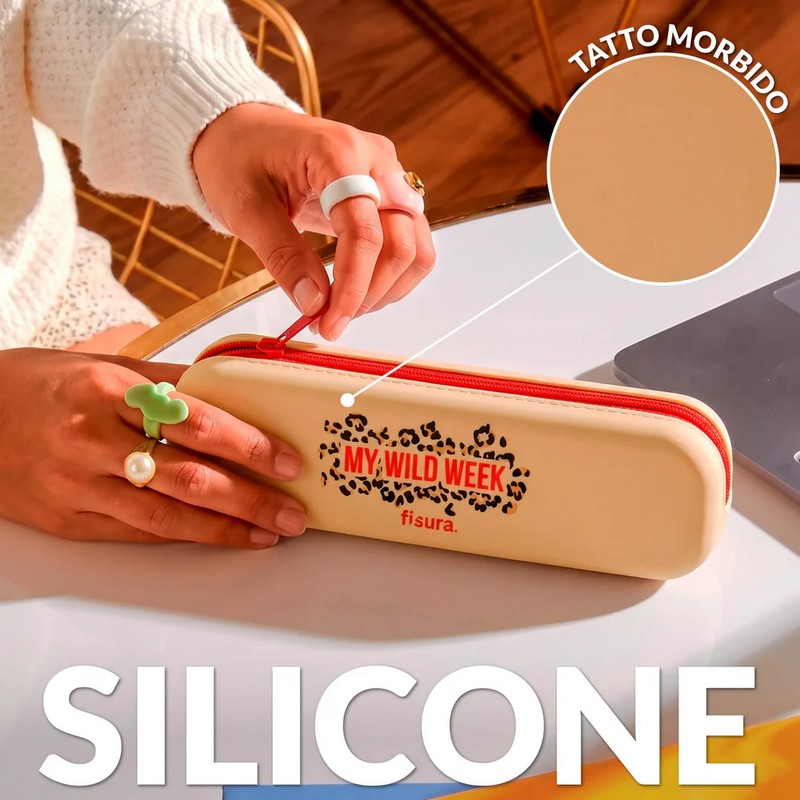 Astuccio in silicone beige morbido con scritta “My wild week” e chiusura zip